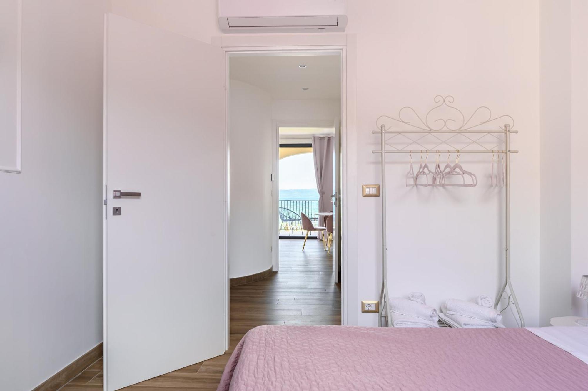 Casa Vacanze Maddalena - Palazzetto Sul Lago - Diamante Rosa Марта Екстер'єр фото