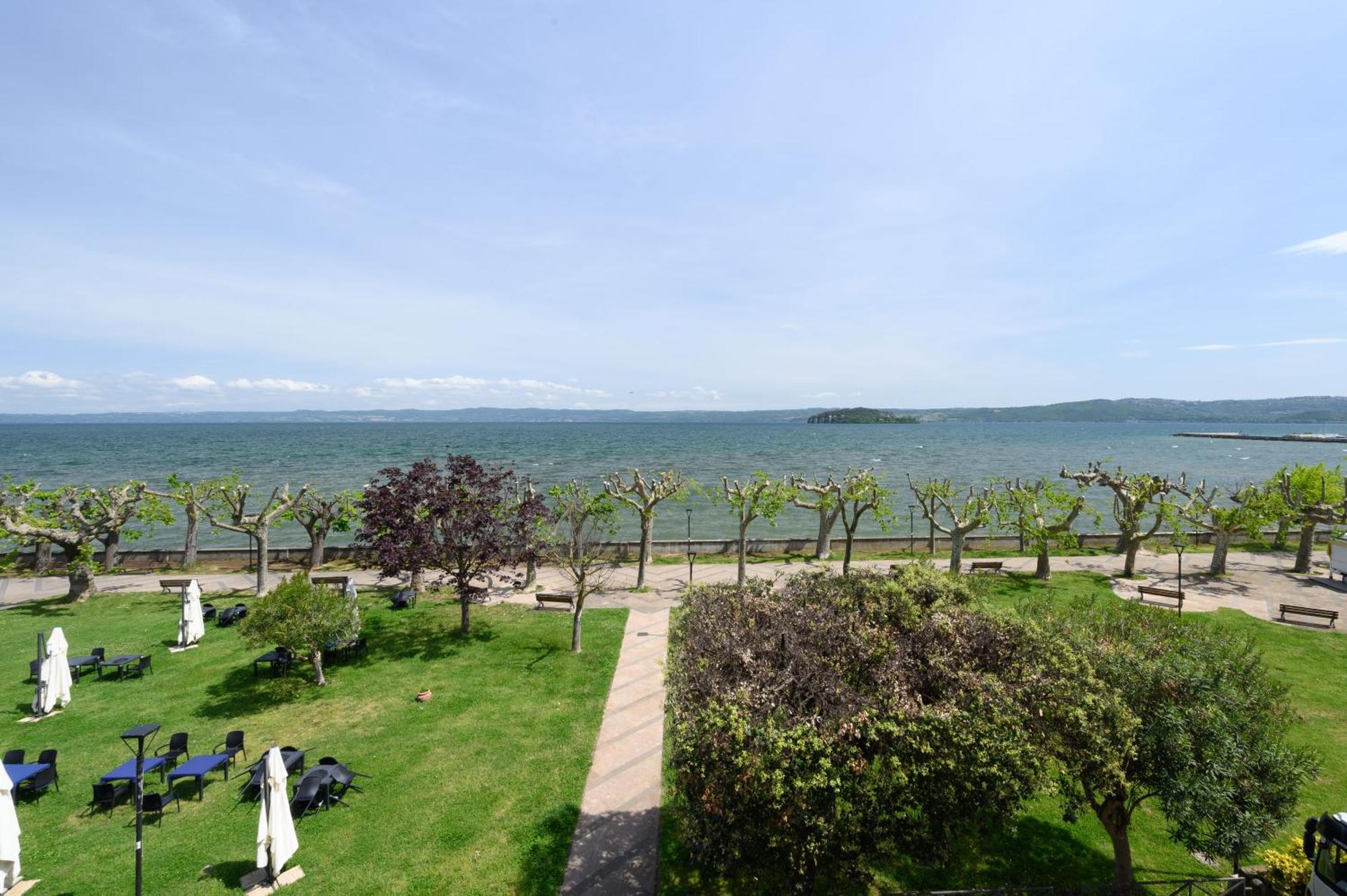 Casa Vacanze Maddalena - Palazzetto Sul Lago - Diamante Rosa Марта Екстер'єр фото